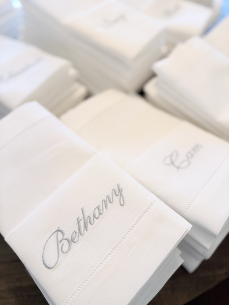 Set of 100 Personalized Wedding Party Monogrammed Name Napkins, Bulk names napkins - White Tulip Embroidery