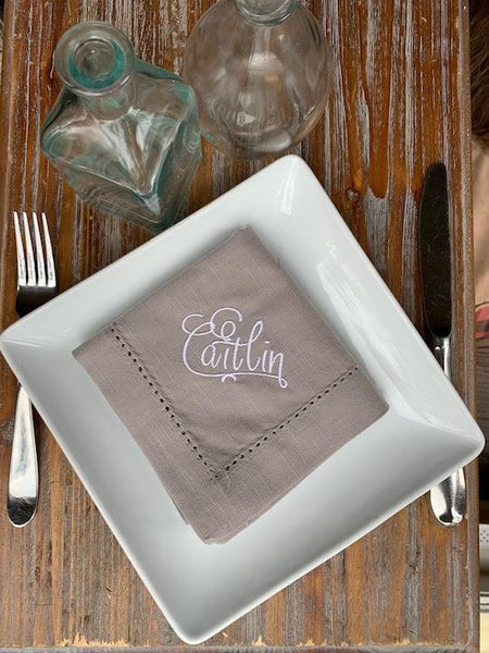 Place Cards Wedding Name Napkins, Set of 4 Names Cloth napkins, Lindsey Font - White Tulip Embroidery