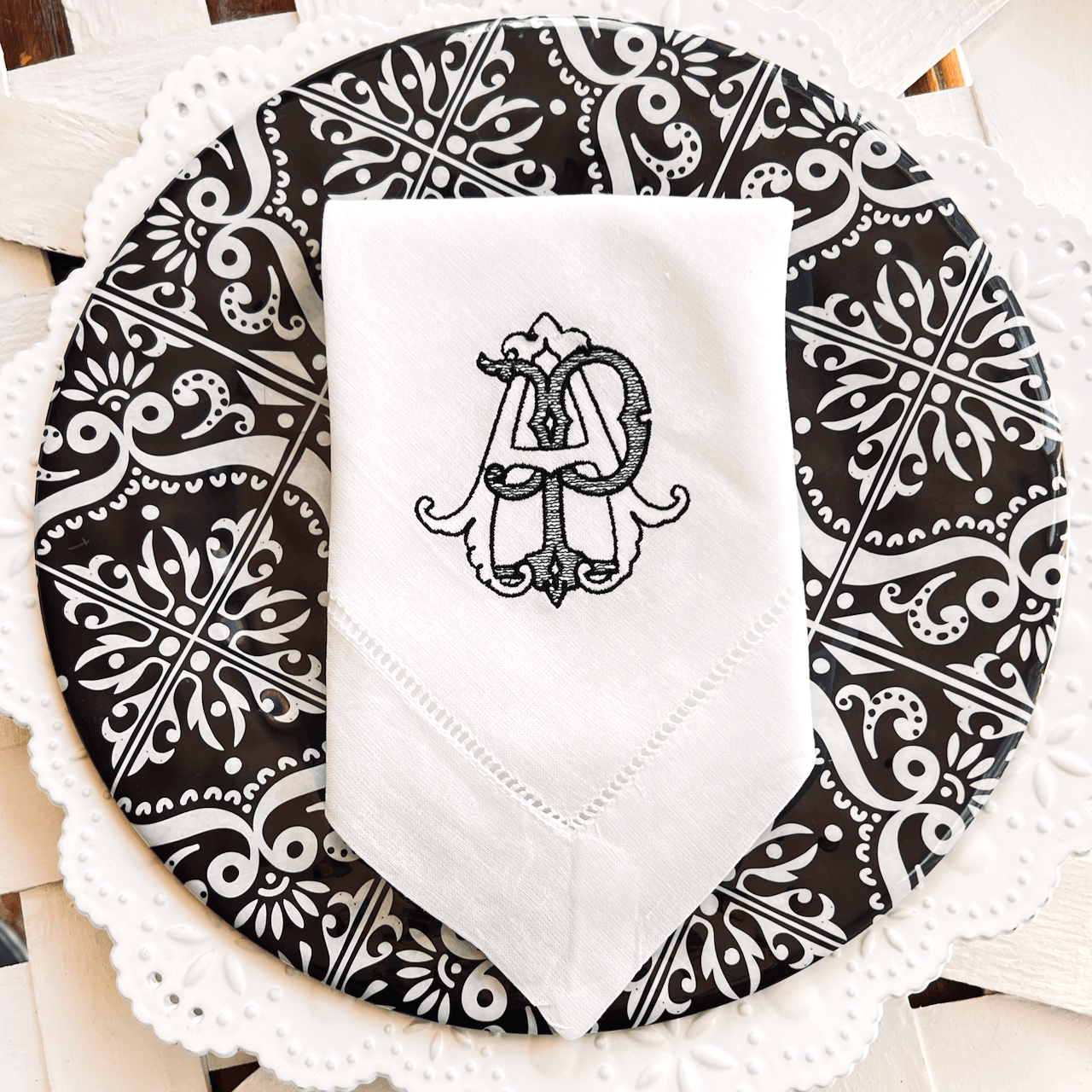 https://whitetulipembroidery.com/cdn/shop/products/antique-chic-monogrammed-cloth-dinner-napkins-set-of-4-napkins-white-tulip-embroidery-1.png?v=1683197028