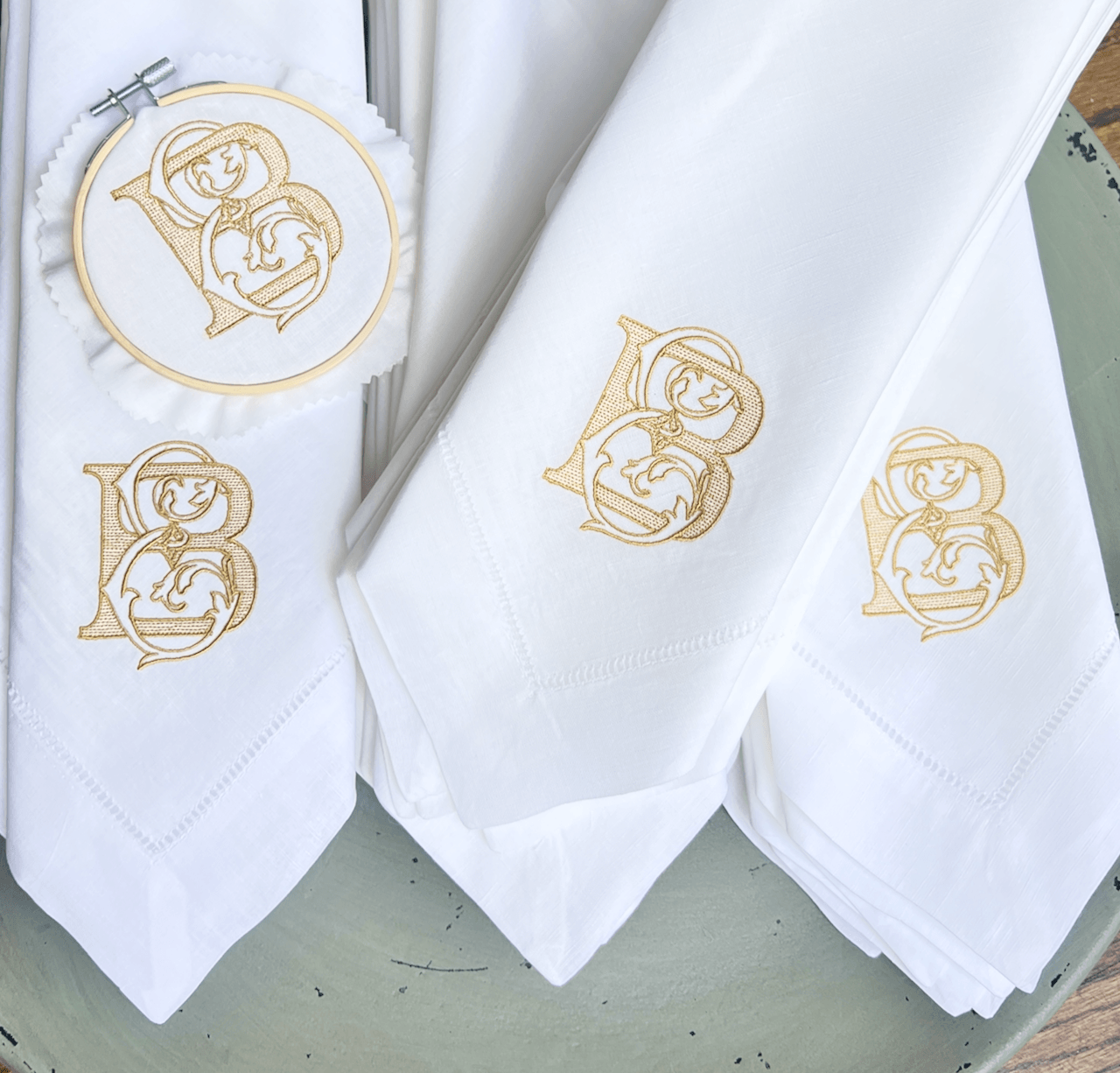 https://whitetulipembroidery.com/cdn/shop/products/antique-chic-monogrammed-cloth-dinner-napkins-set-of-4-napkins-white-tulip-embroidery-4.png?v=1683197028