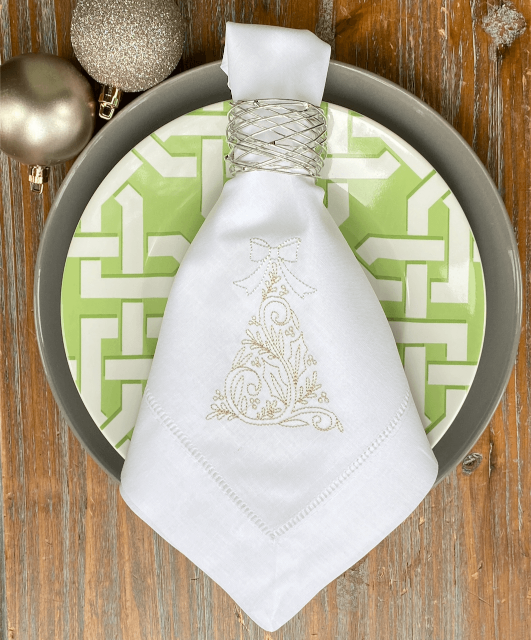 https://whitetulipembroidery.com/cdn/shop/products/elegant-christmas-tree-embroidered-cloth-napkins-set-of-4-napkins-white-tulip-embroidery-1.png?v=1676308359
