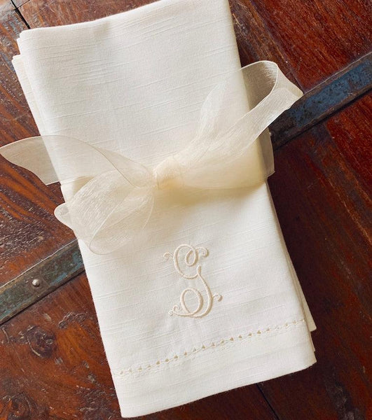 https://whitetulipembroidery.com/cdn/shop/products/florence-monogrammed-cloth-napkins-set-of-4-napkins-white-tulip-embroidery-3_grande.jpg?v=1676308763