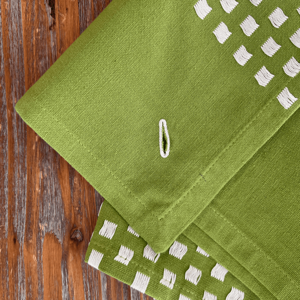 Green and White Buttonhole Cloth Napkins - Set of 4 buttonhole napkins - White Tulip Embroidery