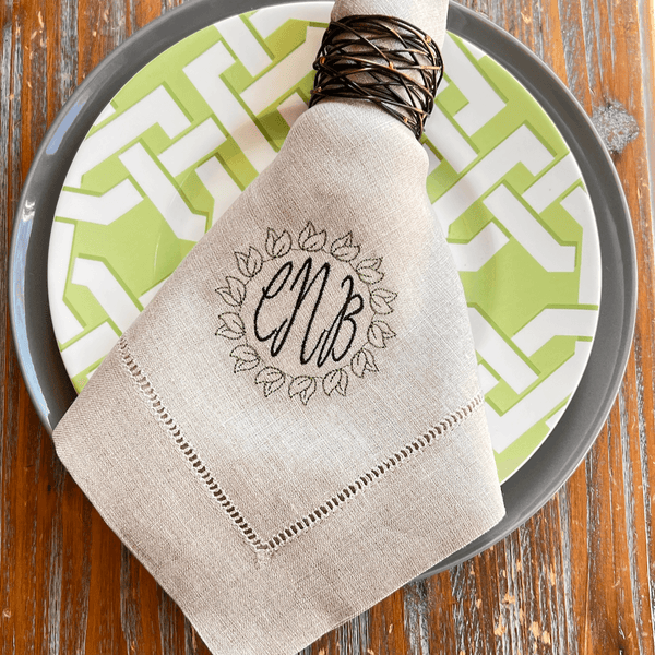 https://whitetulipembroidery.com/cdn/shop/products/leaf-wreath-monogrammed-embroidered-cloth-napkins-set-of-4-napkins-white-tulip-embroidery-1_grande.png?v=1676314773