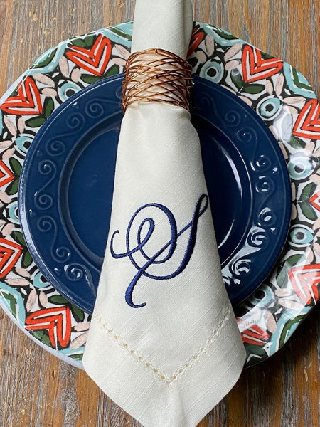 https://whitetulipembroidery.com/cdn/shop/products/margie-monogrammed-cloth-dinner-napkins-set-of-4-napkins-white-tulip-embroidery-2_grande.jpg?v=1676310264