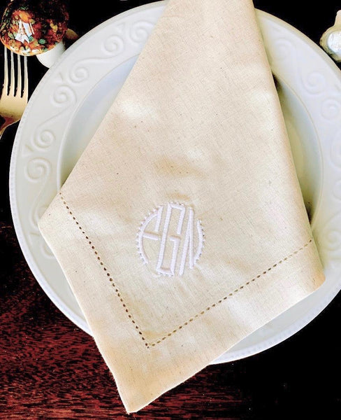https://whitetulipembroidery.com/cdn/shop/products/scallop-monogrammed-cloth-dinner-napkins-set-of-4-napkins-white-tulip-embroidery-3_grande.jpg?v=1676309700