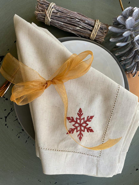 https://whitetulipembroidery.com/cdn/shop/products/snowflake-cloth-napkins-set-of-4-napkins-white-tulip-embroidery-5_grande.jpg?v=1676306094