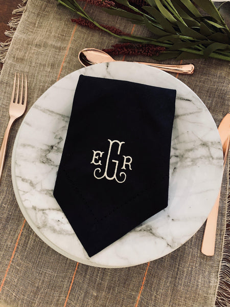 https://whitetulipembroidery.com/cdn/shop/products/verona-monogrammed-embroidered-cloth-napkins-white-tulip-embroidery-4_grande.jpg?v=1676308184